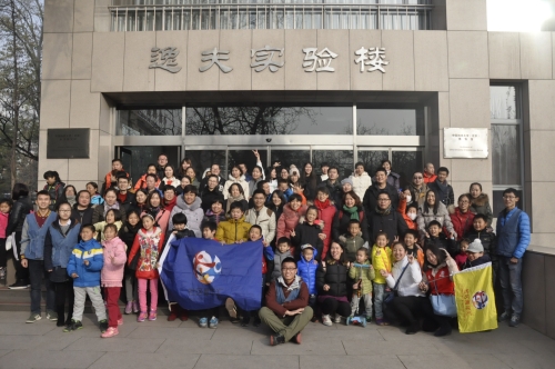 志愿者与营员合影