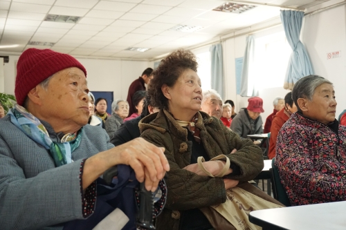 认真聆听的观众