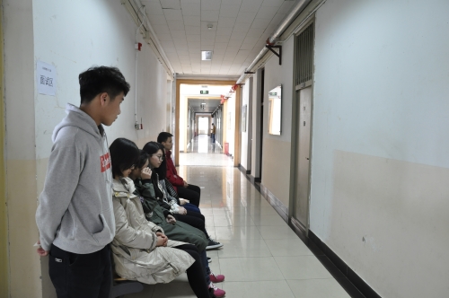 面试者在面试区外等候