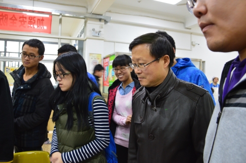 党委副书记刘志方查看食堂献血窗口情况