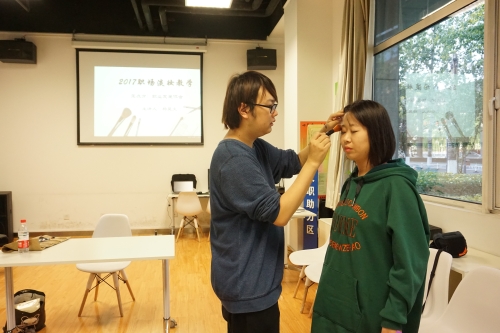 同学们积极参与活动 同学们积极参与活动