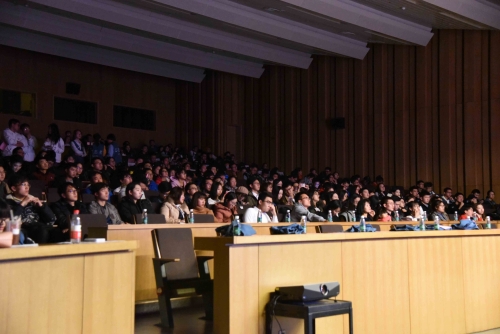 观众聚精会神地观赏晚会