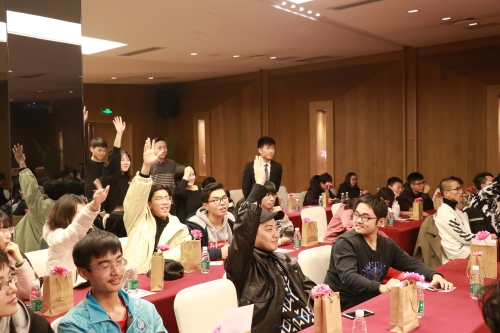观众们积极参与游戏
