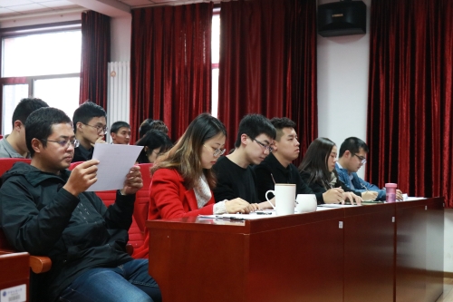 评委们听取答辩人演讲