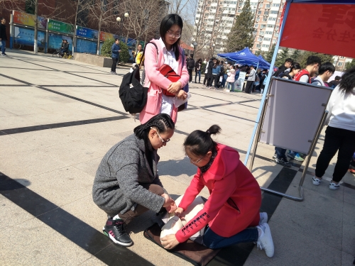 急救人员指导同学们进行心肺复苏 急救人员指导同学们进行心肺复苏