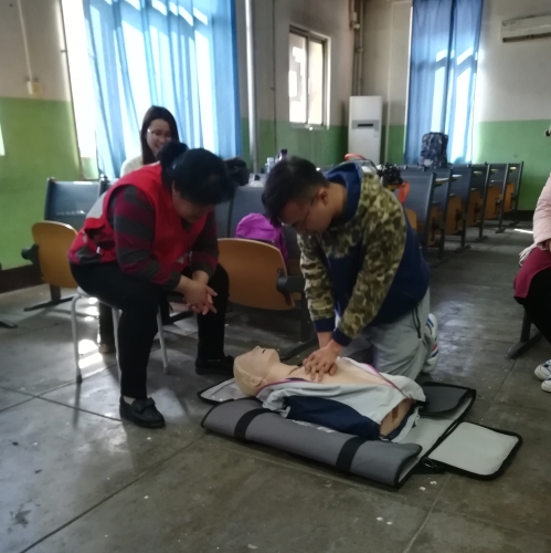 同学们对假人进行心肺复苏