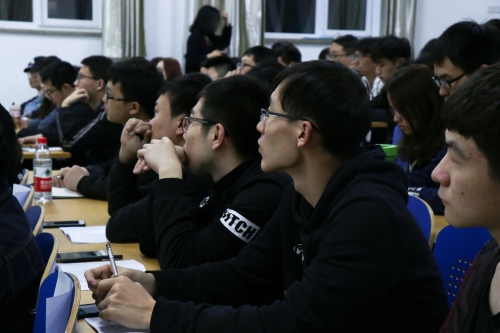 学员认真听课