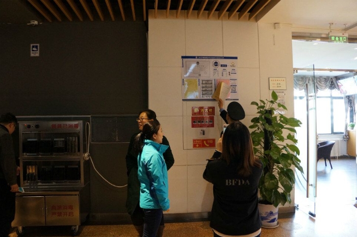 2-张玮所长认真查阅信息公示栏并给予积极肯定