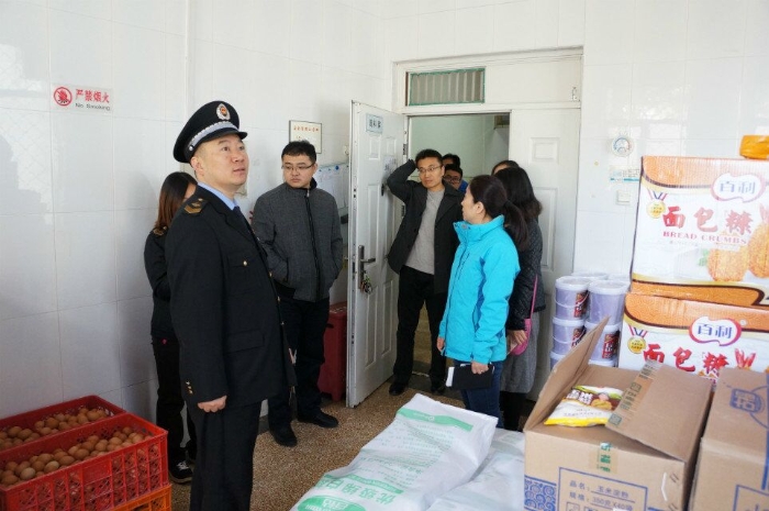 3-李晖主任介绍食品原材料的采购储存情况