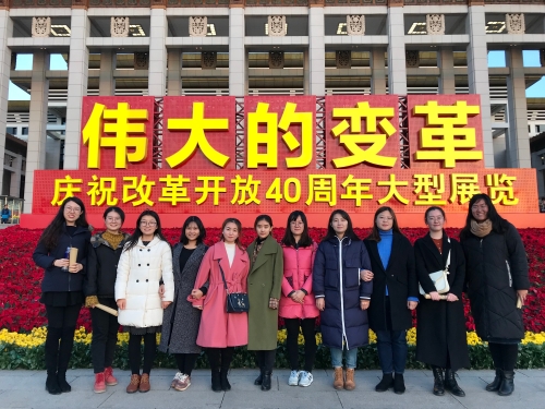 门口合影（珠宝S17-1）