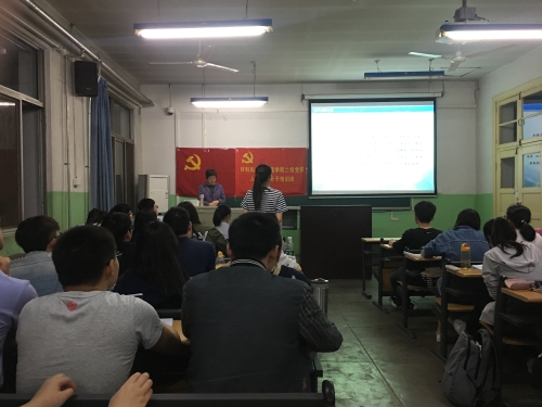 同学与老师热烈讨论