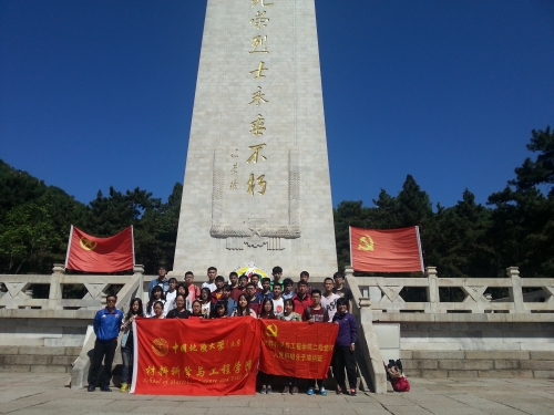二级党校学员在纪念碑下合影