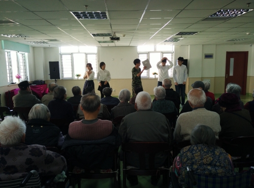 爷爷奶奶在观看演出