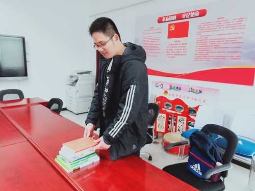 高新雨捐书