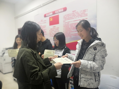 张欣为获奖者颁奖