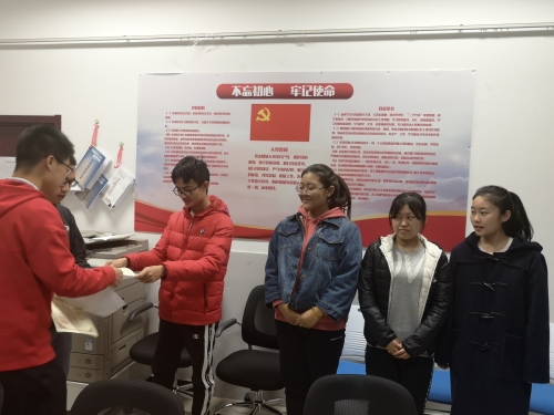为获奖同学颁奖