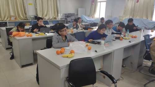 同学们认真听讲
