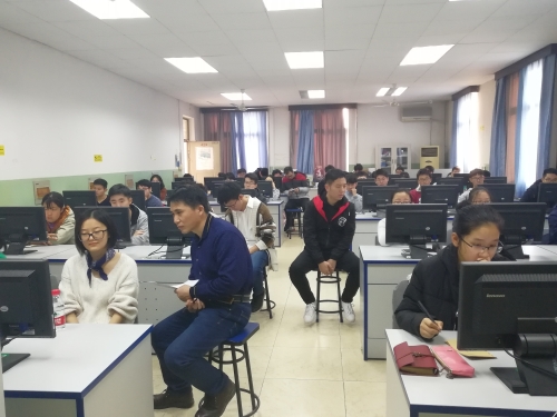 同学们认真听讲