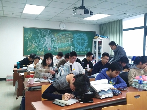 同学们认真投票