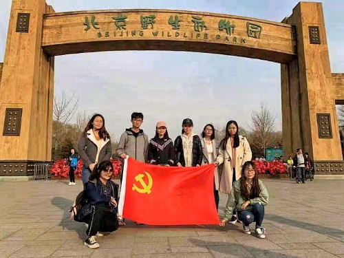 野生动物园门前合影