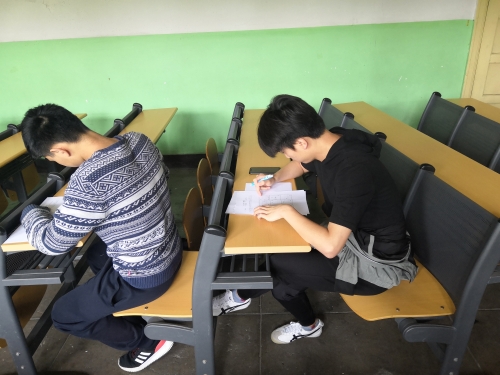 全神贯注的答题