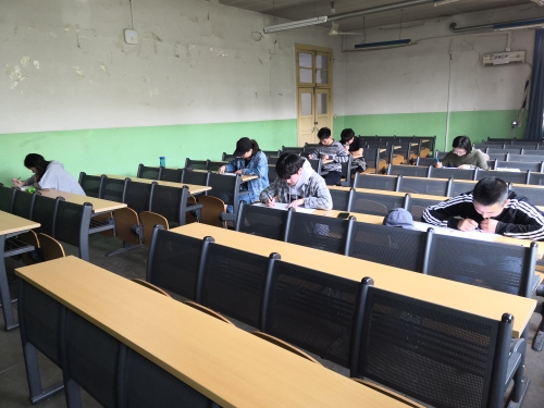 选手们陆续完成题目