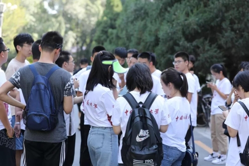 同学们在教五楼前集合