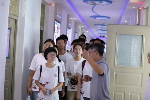 郑志远老师为同学们讲解