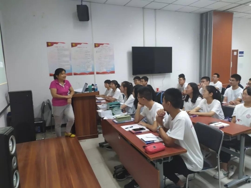 王海英老师向同学们介绍数学专业
