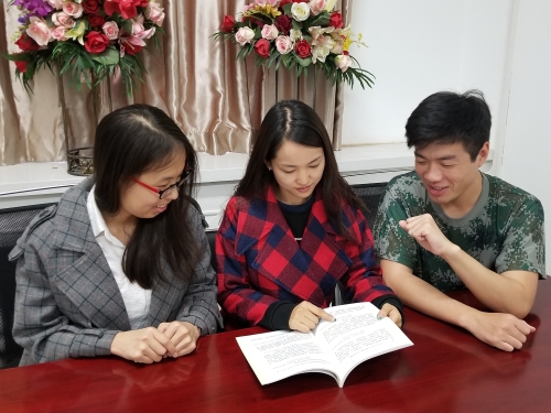 团总支书记唐旭带领团学干部阅读摘编