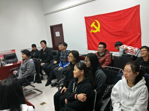 同学们认真观看影片