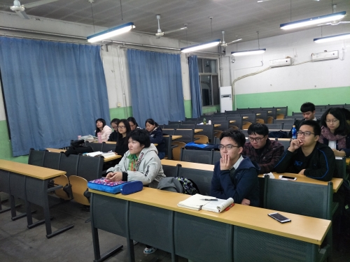 同学们认真听讲