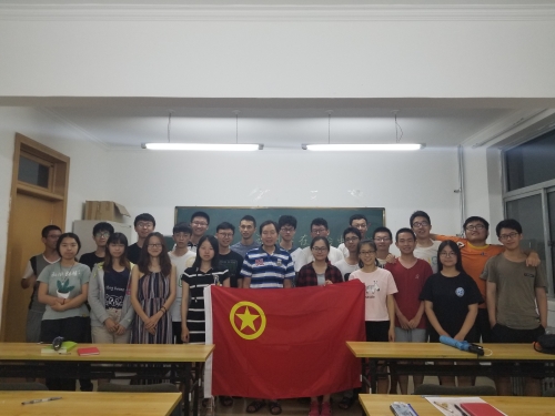 老师与同学们合影留念