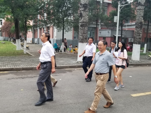 从学院出发前往新生寝室