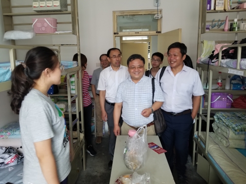 学院领导与学生亲切交谈