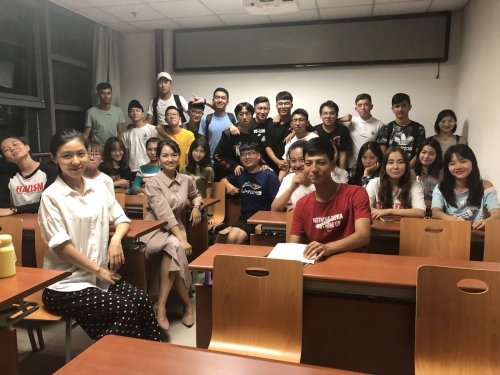 老师和同学们合影留念